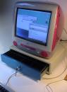 un iMac première génération sur un tiroir-caisse un iMac première génération sur un tiroir-caisse